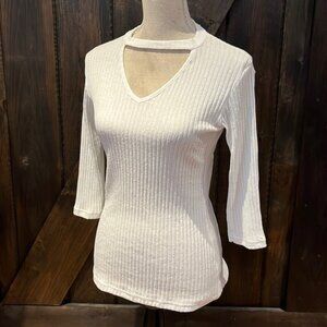 SMF Wonan ribbed creamy white peep hole 3 quarter length sleeve vneck top